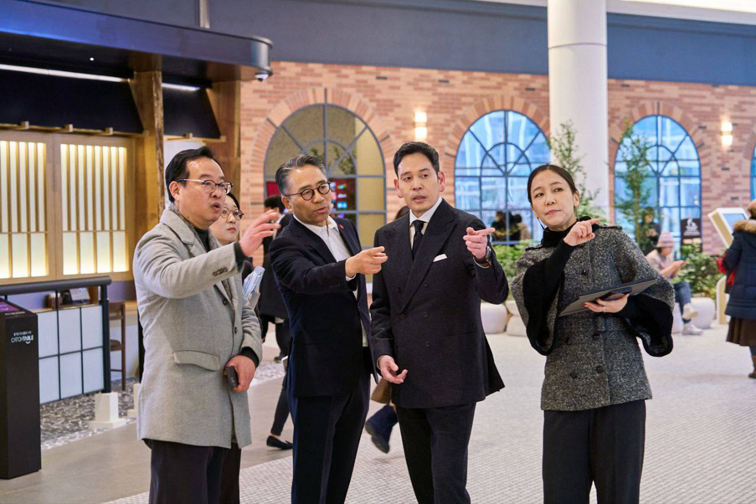 신세계 정용진, 올해 2번째 현장경영 …“고객 삶으로 깊숙이 들어 가야”