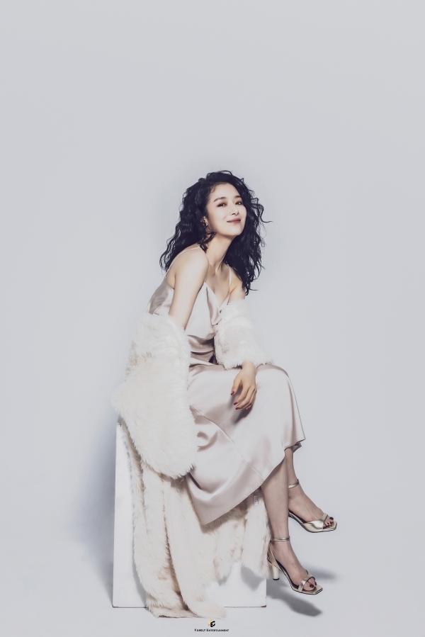 배우 지안, 치명적인 팜므파탈 매력 새 프로필 공개