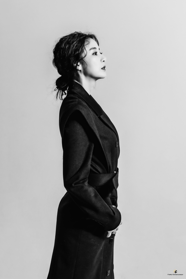 배우 지안, 치명적인 팜므파탈 매력 새 프로필 공개