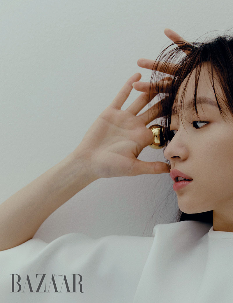 하니 안희연의 패션 화보 측면 사진