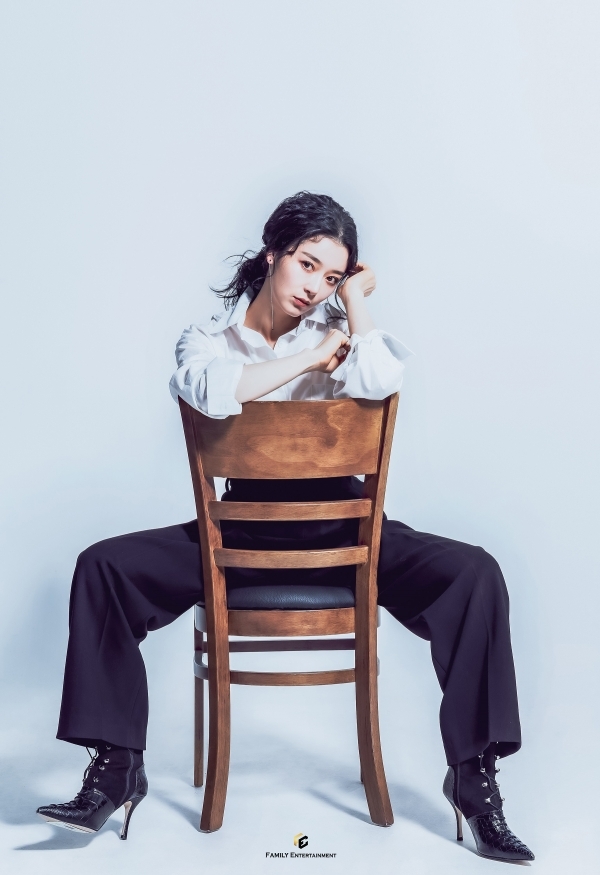 배우 지안, 치명적인 팜므파탈 매력 새 프로필 공개