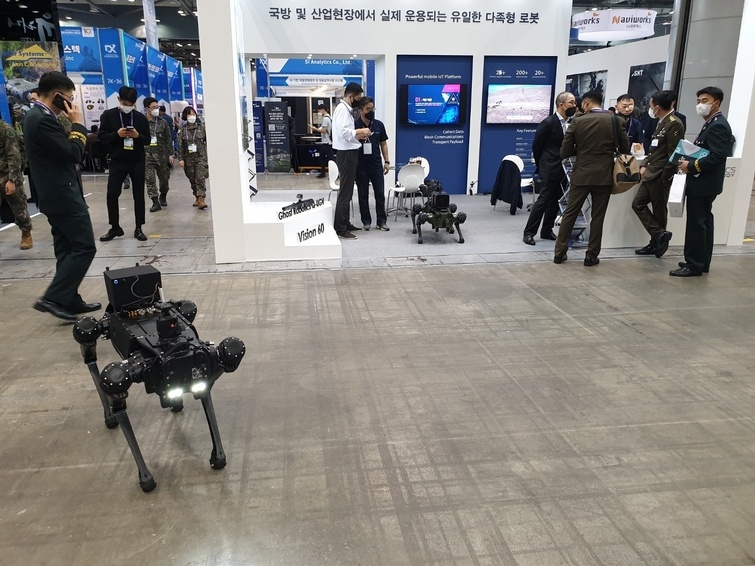 전시회 현장에서 시연되는 Vision 60 로봇개