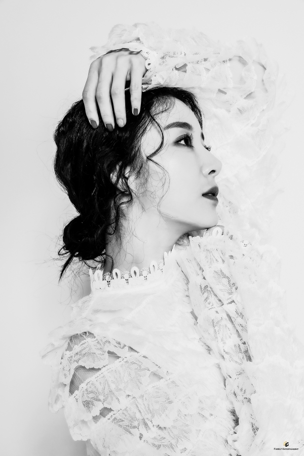 배우 지안, 치명적인 팜므파탈 매력 새 프로필 공개