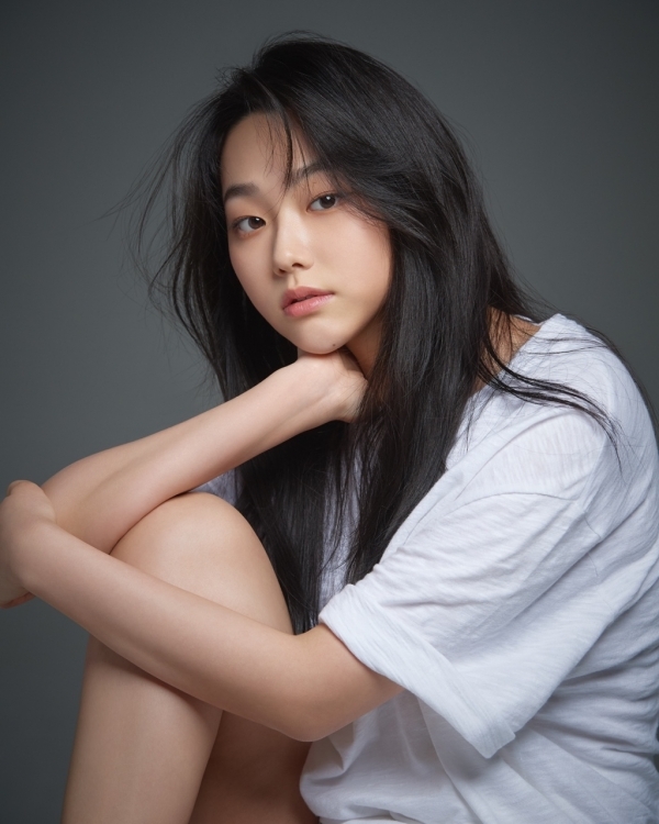 강미나, 새 프로필 공개...성숙→청초